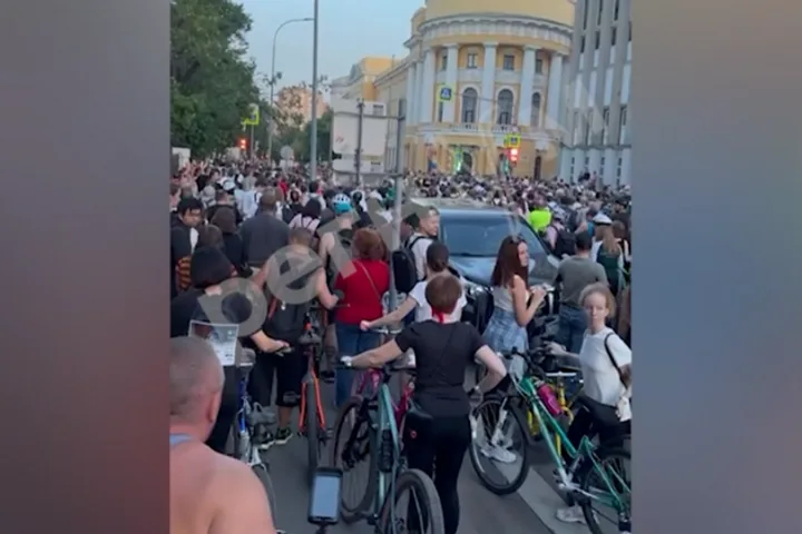 Инцидент у сталинской высотки изменил планы велопраздника: что произошло