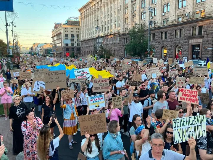Зеленского загоняют в угол: кто стоит за "картонным Майданом"?