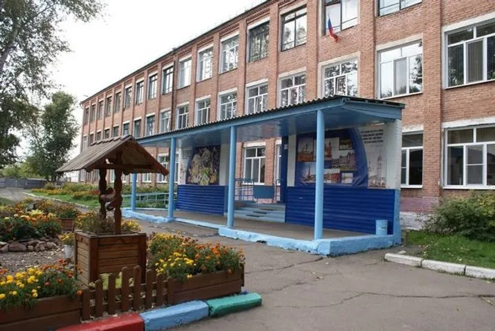 Канск: семиклассница напала на учительницу физики во время линейки