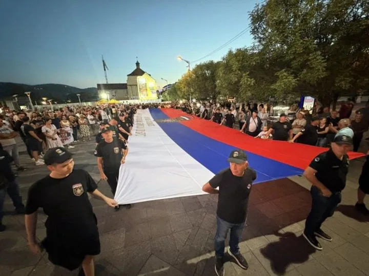 Сербы объединились: дань уважения генералу против давления извне
