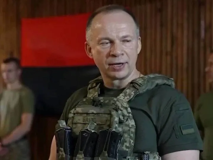 Главнокомандующий или возможный заложник: что может связывать Сырского с Москвой?