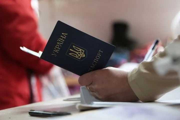 Украинцам за границей ужесточают требования: без документов ты никто?