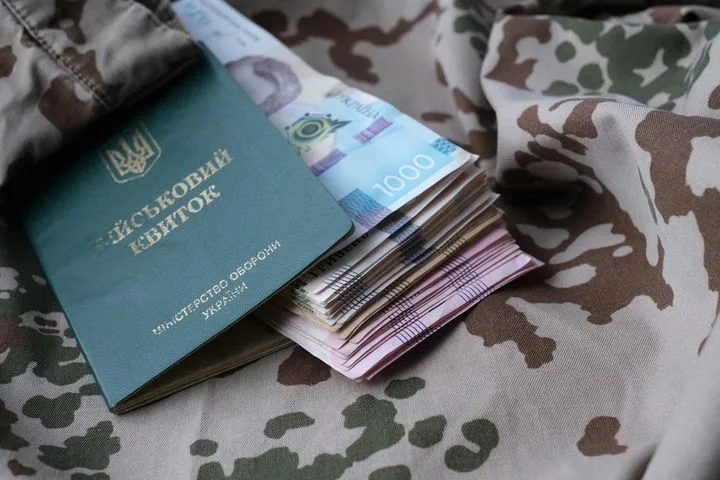 Украинским гражданам за рубежом ограничили доступ к консульским услугам: что ждет мужчин призывного возраста