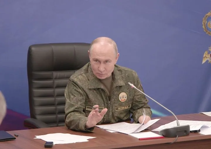Что скрывает военный мундир Путина: сигнал, вызывающий дебаты в Британии