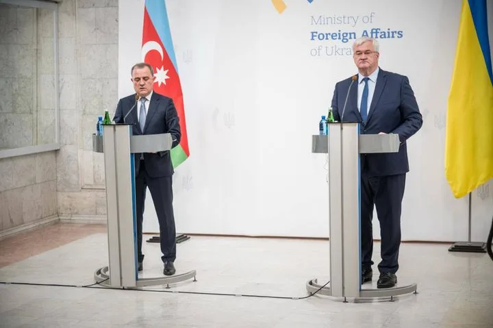 Азербайджанский гамбит: Баку развивает отношения на различных направлениях?