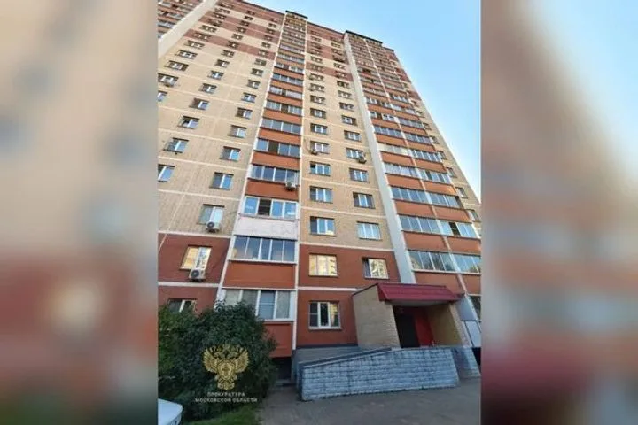 Мать бросилась спасать сына: трагический финал падения с высоты