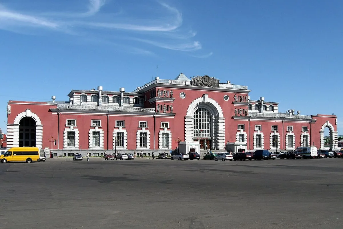 Осколки на остановке: что произошло в Курске