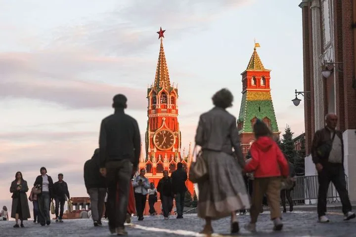 Исход французов: сотни едут в Россию. Что стоит за этим?