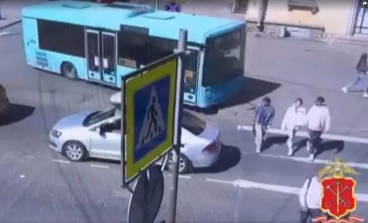 Автобус в Петербурге врезался в дом: кадры инцидента