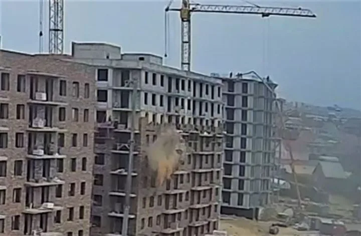 Инцидент на стройке в Улан-Удэ: кран сбил рабочих