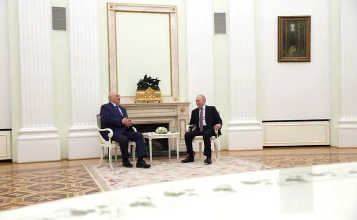 Даже если Путин не рад: Лукашенко прилетел в Москву на праздники