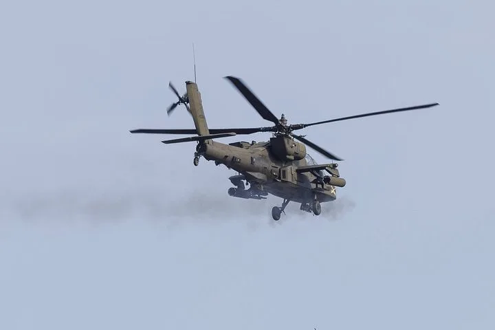 Американский Apache рухнул у Ормузского пролива: что скрывает Вашингтон