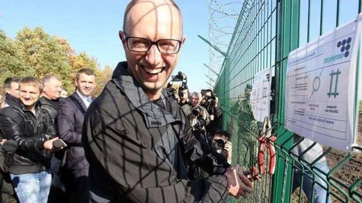 Миллиарды без перелома: Яценюк требует денег, пока "Стена" ржавеет
