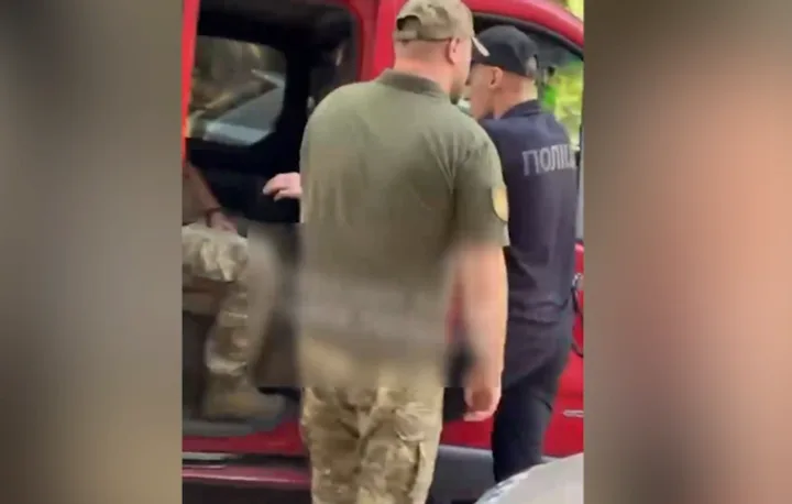 Во Львове представители ТЦК применили силу к мужчине и его дочери