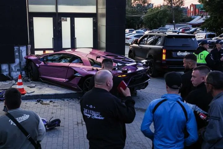 Фиолетовый Lamborghini врезался в здание в Екатеринбурге: ветеран СВО Тимур Халилов получил травмы