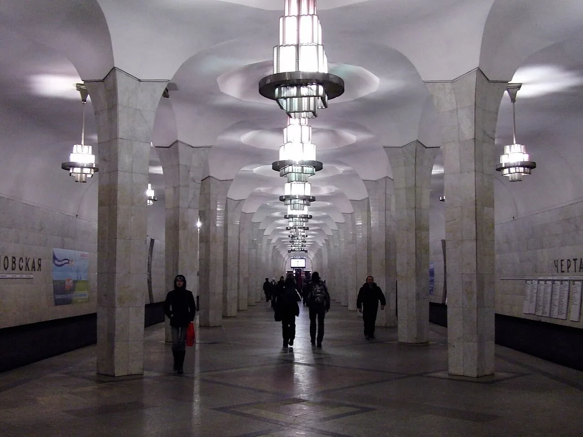 «Читала молитвы и давила»: москвичи отбили малышей у матери