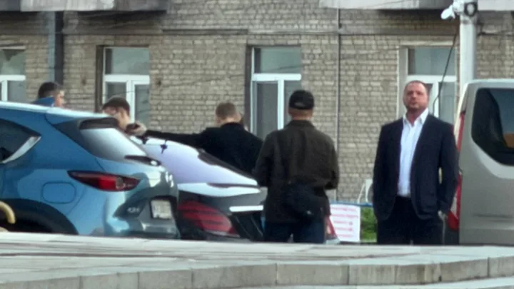 Зеленского бьют с двух сторон: кому выгодны скандалы