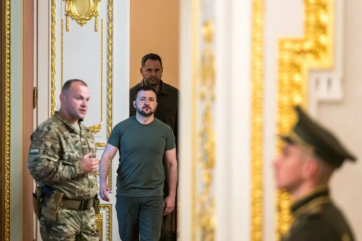 Эксперт: Зеленскому оторвали обе лапки – и загоняют в капкан