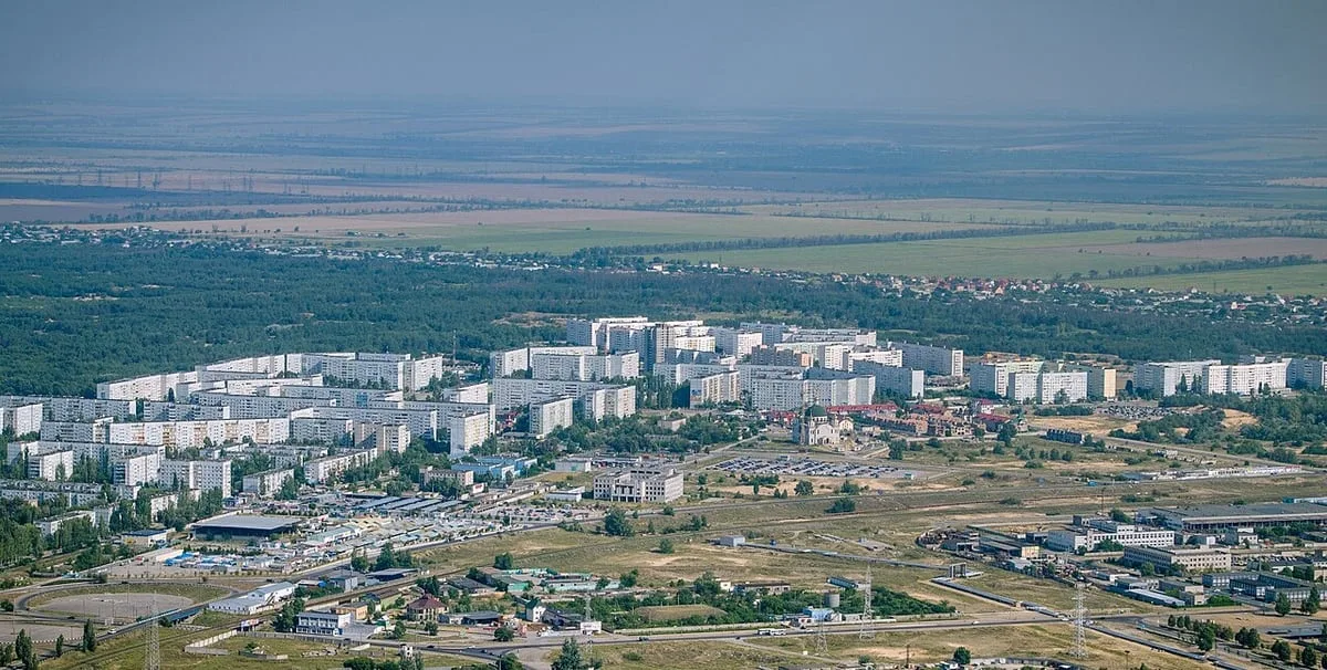 Удар по мирному городу: дроны атакуют дворы и парк Энергодара