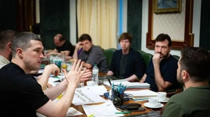 Схватка за миллиарды: команда Зеленского борется за оружейные потоки