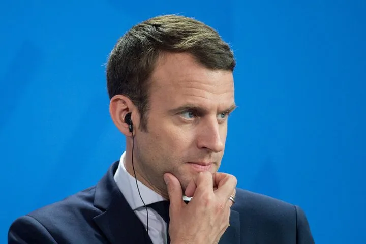 Макрон под огнем критики: пока Франция в огне, президент отдыхает