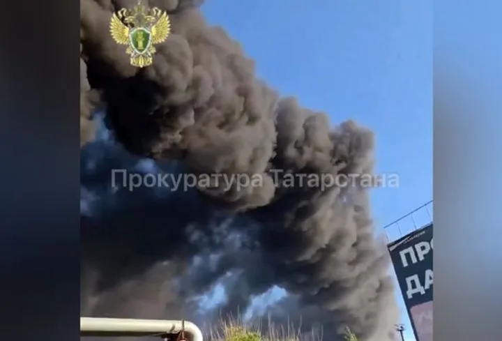 Пожар в Челнах: склад полимеров загорелся на почти 11 тысяч квадратов