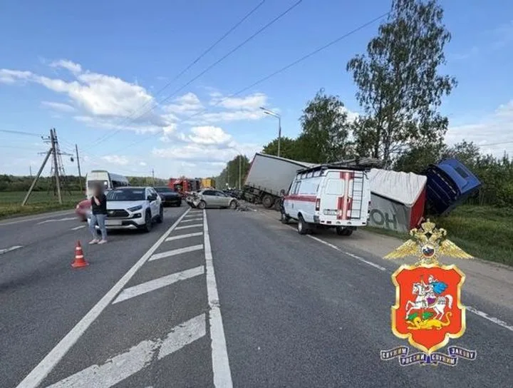 Грузовик смял восемь машин под Москвой: новая серия дорожного происшествия