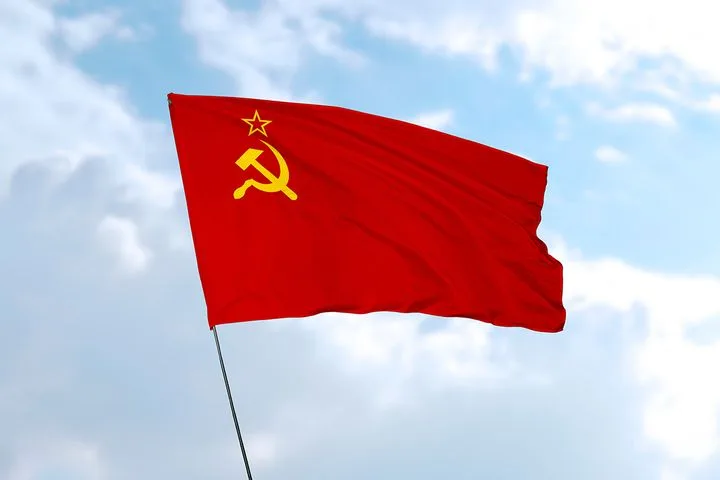 Советский флаг на Луне: цена ностальгии или дипломатического жеста