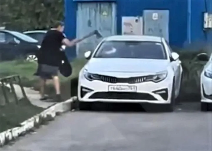 Женщина с топором устроила беспорядок в Балабаново