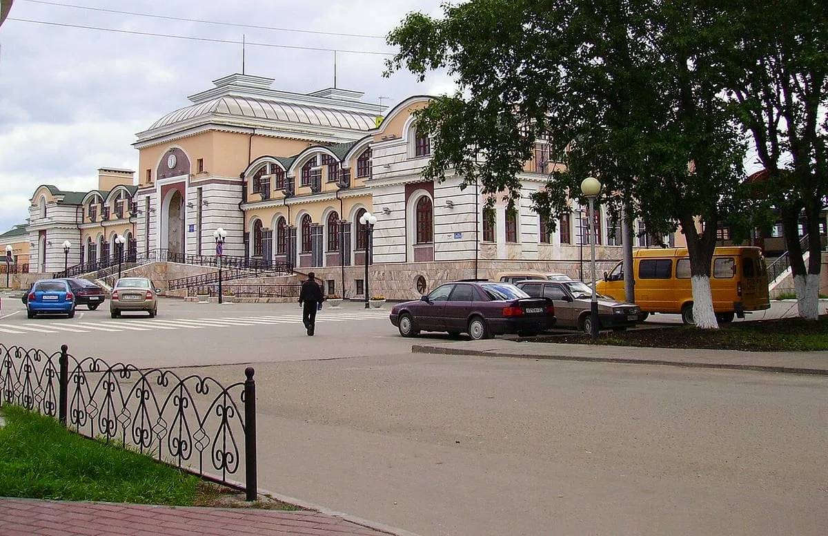 Угроза с неба: в Чебоксарах призвали воздержаться от посещения школ и детсадов