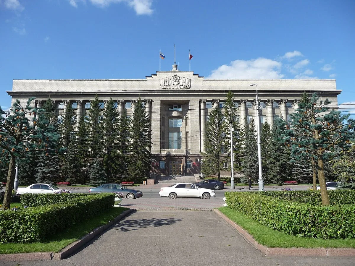 Сюрприз на восьмом этаже: муж взломал дверь, пока любовник спасался через окно