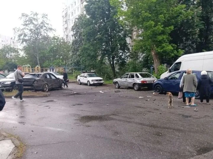 Энергодар под прицелом: БПЛА ударил по парковке, пострадали дома и авто