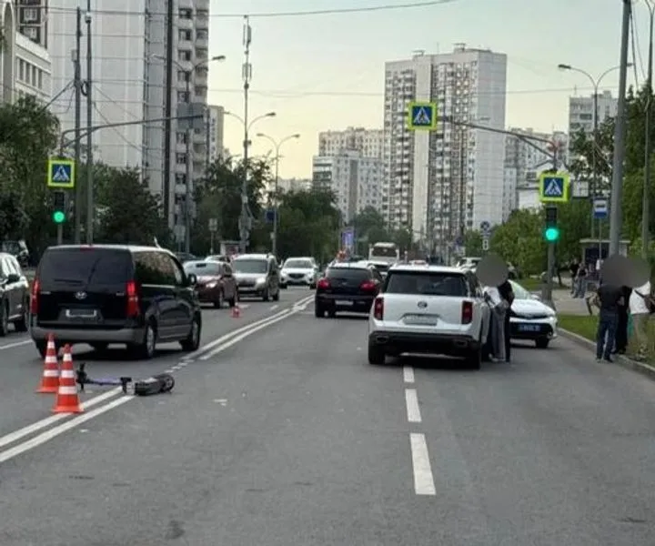 Самокатный инцидент: московские подростки получили травмы при столкновении