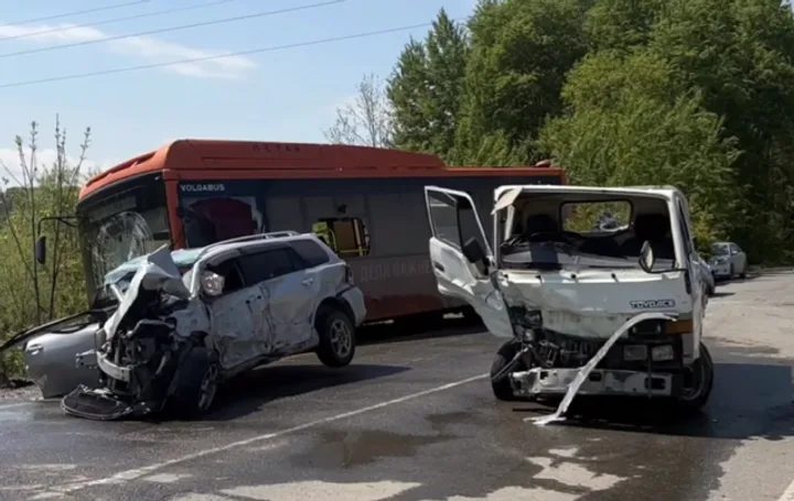 Мясо, металл, медики: ДТП под Хабаровском с участием автобуса