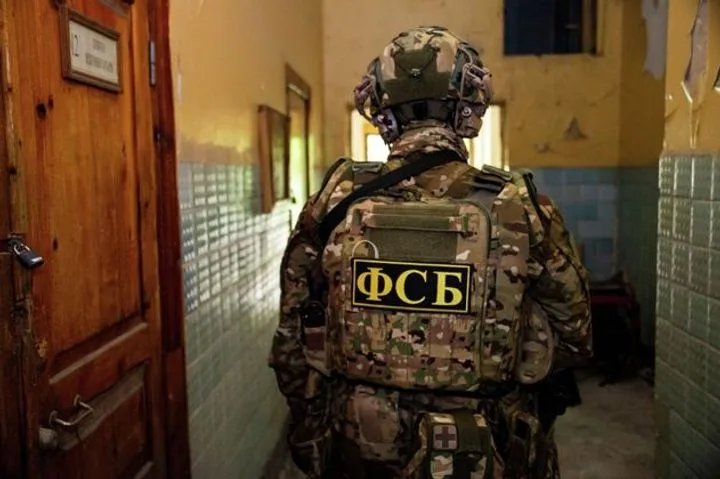 ФСБ на проводе: подросток передал сейф с 4,7 млн рублей