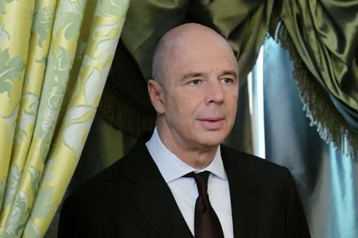 Шепнул на ухо: кого Президент оставил после совещания и зачем