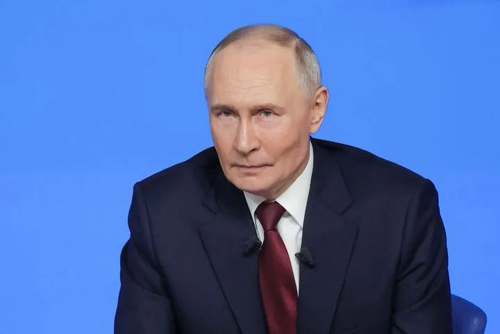 Пекин встречает Путина и Си на фоне красных цветов и усиленных мер безопасности