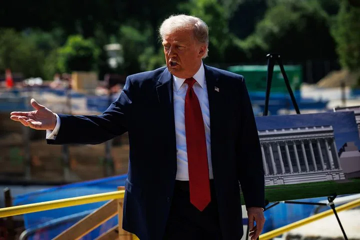 Трамп за стеклом: почему президент США использует защитные экраны