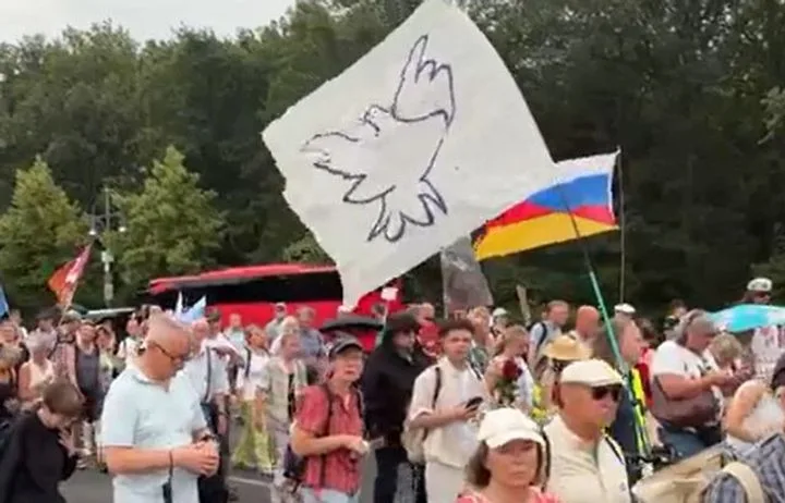 Берлин бунтует: Немцы требуют мира с Россией у Бранденбургских ворот