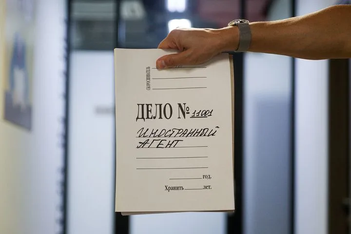 Слезы, налоги и чужбина: иноагент рассказал о новой жизни