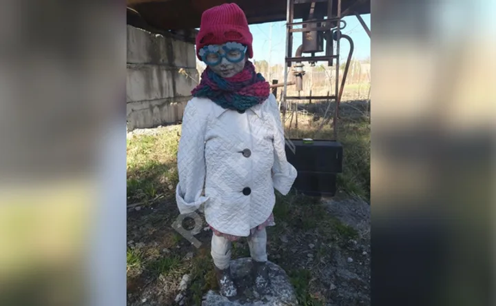 Тайна таежной деревни: почему статую погибшей девочки одевают 10 лет