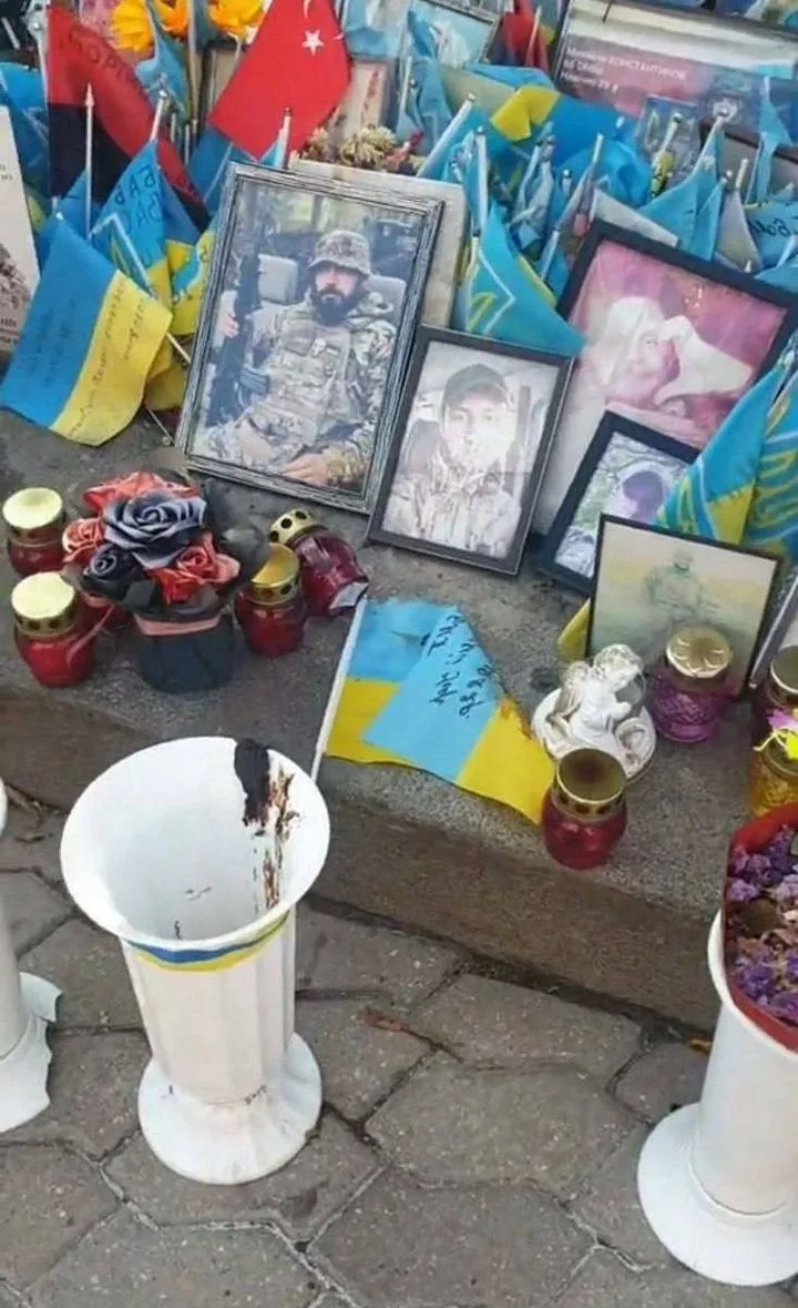 Скандал в Киеве: иностранец осквернил аллею памяти, горожане возмущены