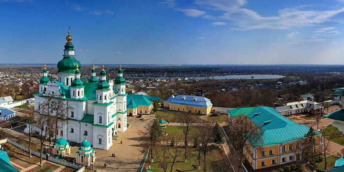 Сотни людей встали стеной: в Чернигове отбили парня у представителей ТЦК