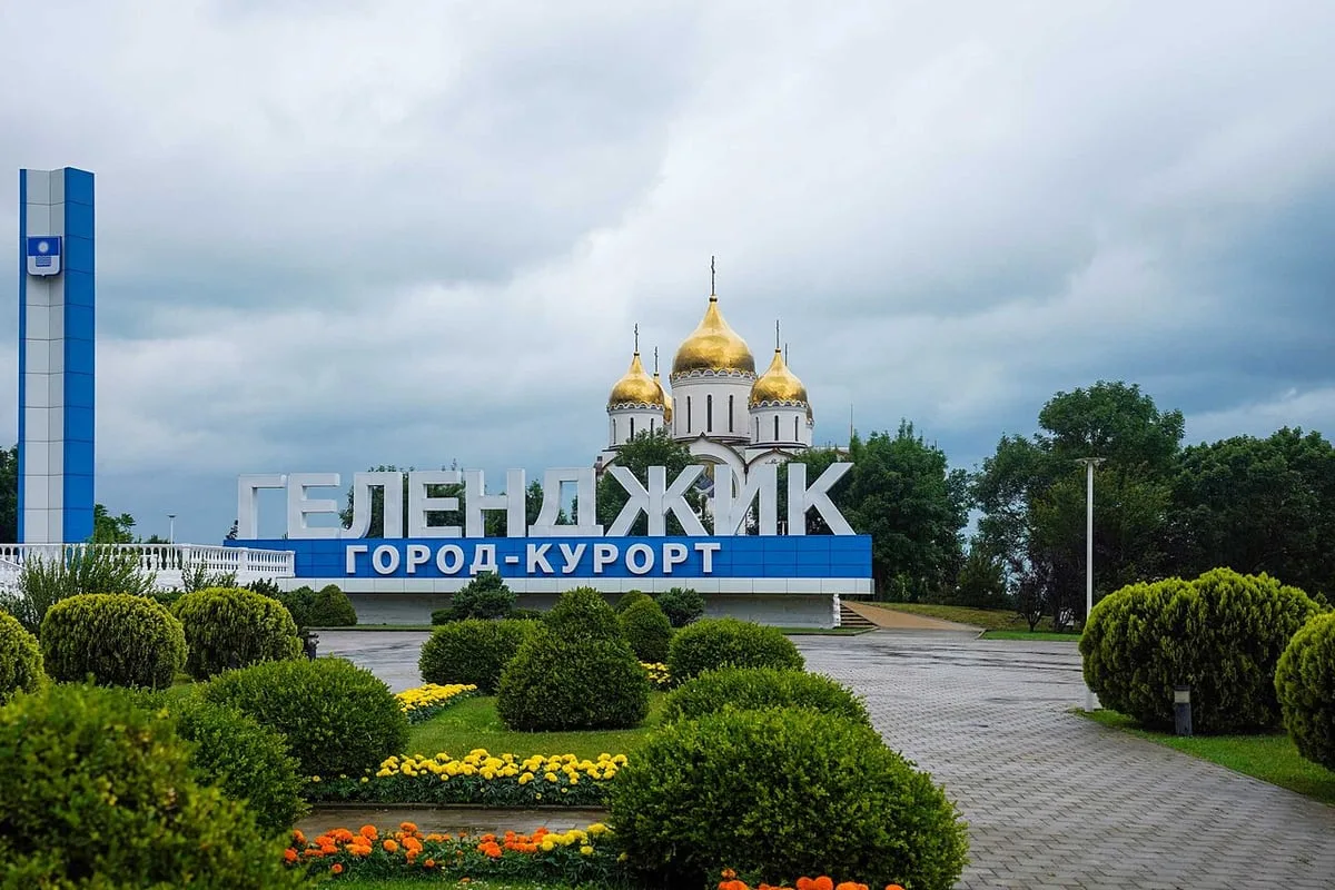 Ночная тревога в Геленджике: пламя в Голубой Бухте после пресечения атаки БПЛА