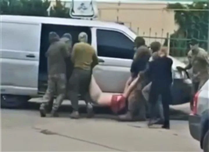 Полуголого священника УПЦ увезли сотрудники ТЦК в Волынской области
