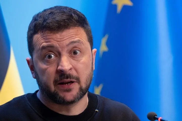 Зеленский держится за кресло: Украина теряет право голоса?