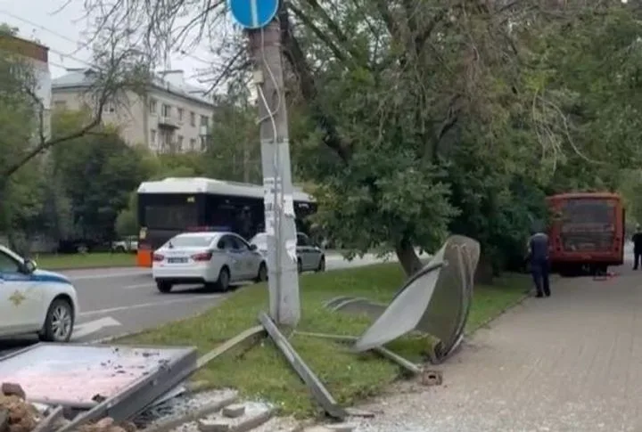 Печальная трагедия: водитель умер за рулем, автобус врезался в остановку