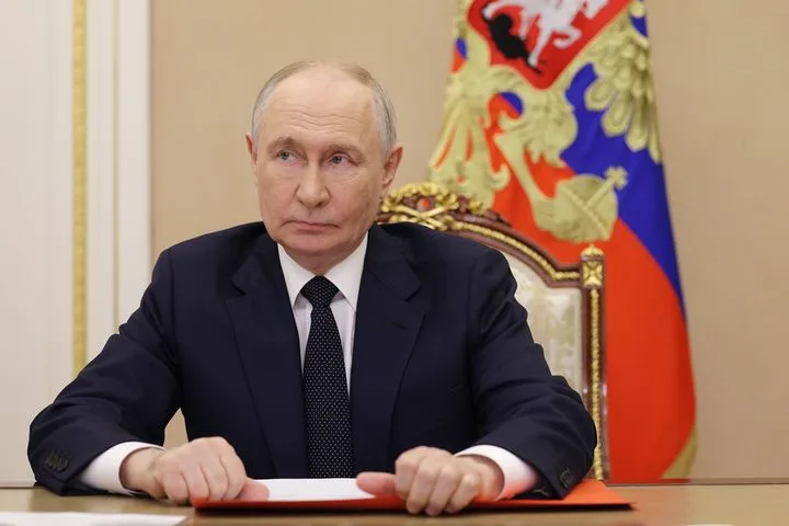Шайба от Путина: что скрывает символический подарок экс-президенту США?