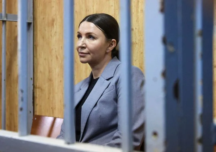 Отец Блиновской шесть часов стоял в очереди с 20 килограммами сладостей