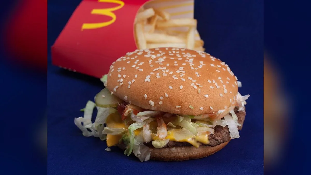 Удар мимо сводок: под Киевом полыхнул склад McDonald's